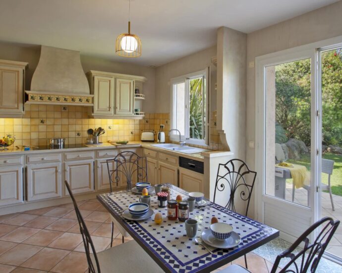 Lumio, 5-bedroom villa, sea and mountain views, swimming pool, close to beaches.