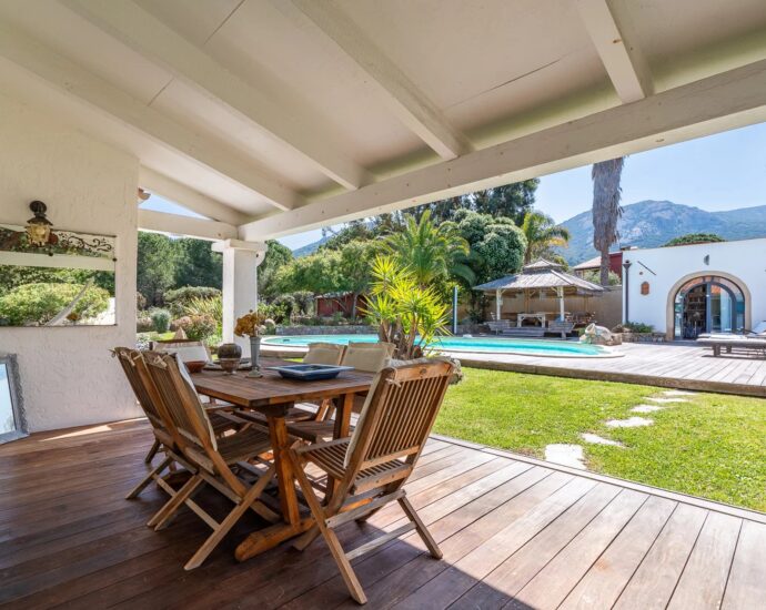 Calvi, villa 4 chambres, piscine, plage à pied, vue montagne