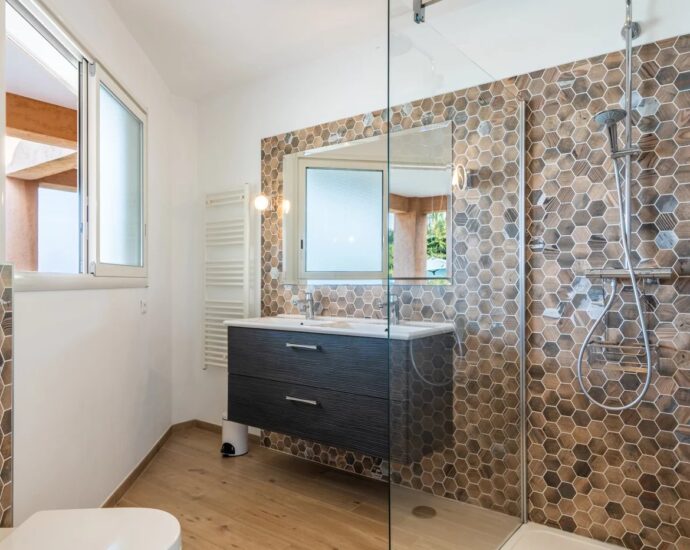 Exclusivité, Corbara, Marine de Davia, villa 4 chambres, piscine, vue mer panoramique, plage à pied