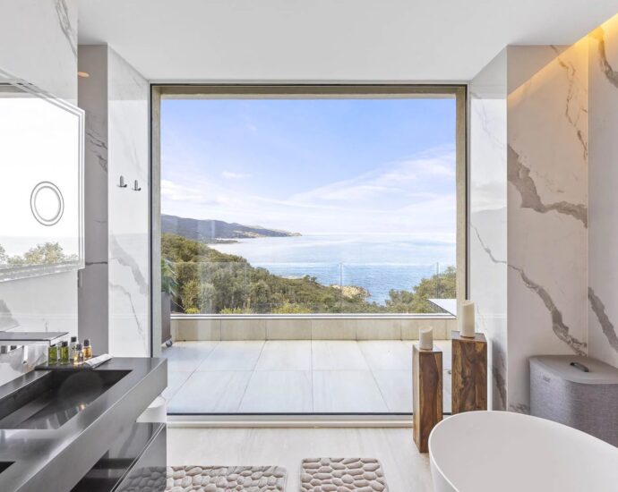 Favone, Villa, Vue mer panoramique, 7 chambres, proche plage, piscine, Cinéma, Salle de sport, Sauna, Hammam, Salle d&rsquo;arcade, Terrain de pétanque