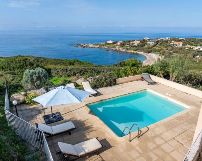 Exclusivité, Corbara, Marine de Davia, villa 4 chambres, piscine, vue mer panoramique, plage à pied