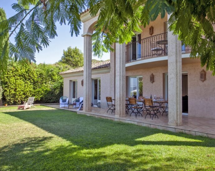 Lumio, 5-bedroom villa, sea and mountain views, swimming pool, close to beaches.