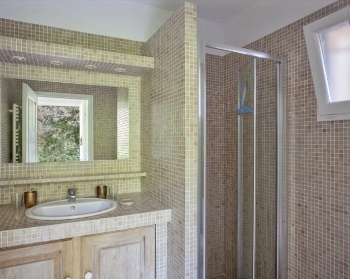 Lumio, 5-bedroom villa, sea and mountain views, swimming pool, close to beaches.