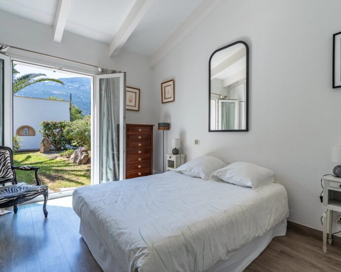 Calvi, villa 4 chambres, piscine, plage à pied, vue montagne