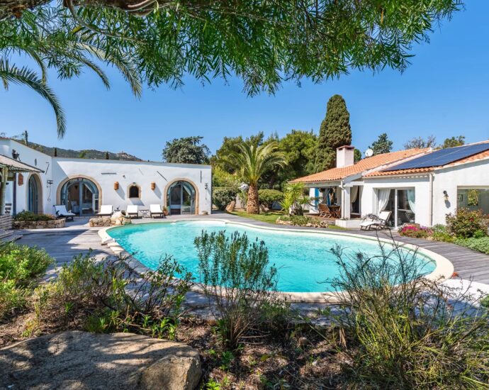 Calvi, villa 4 chambres, piscine, plage à pied, vue montagne