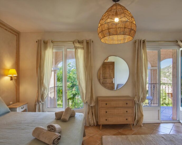 Lumio, 5-bedroom villa, sea and mountain views, swimming pool, close to beaches.