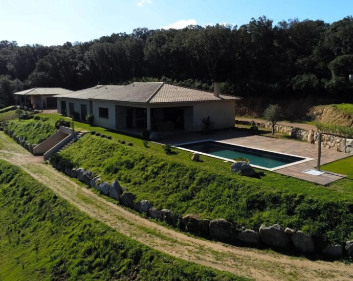 Porto-Vecchio, Contemporary villa, 4 bedrooms, swimming pool, near the beach of Santa Giulia