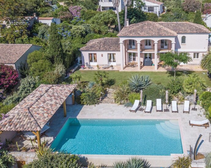 Lumio, 5-bedroom villa, sea and mountain views, swimming pool, close to beaches.