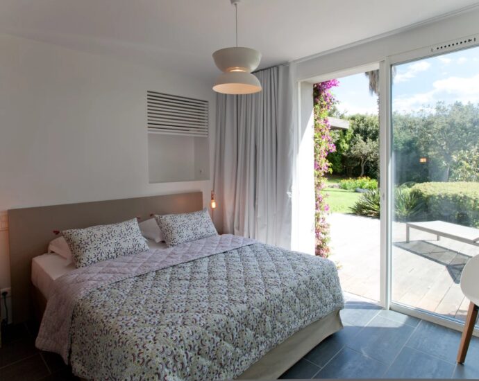 Porto-Vecchio, Domaine de Cala Rossa, 7 bedroom villa, swimming pool, walking distance to the beach