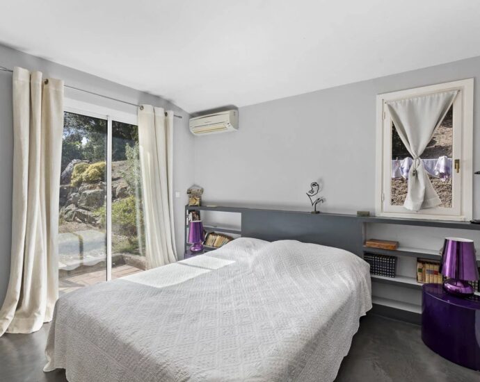Porto-Vecchio, Domaine de Marina di Fiori, 5-bedroom villa, swimming pool, near the beach, open views
