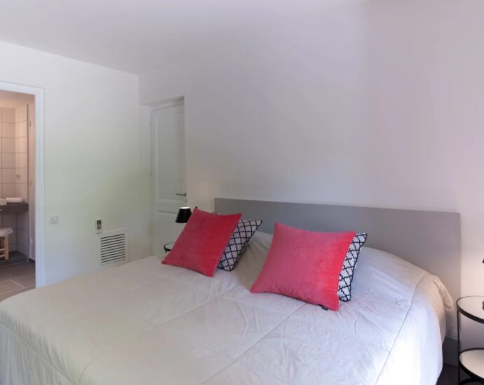 Porto-Vecchio, Domaine de Cala Rossa, 7 bedroom villa, swimming pool, walking distance to the beach