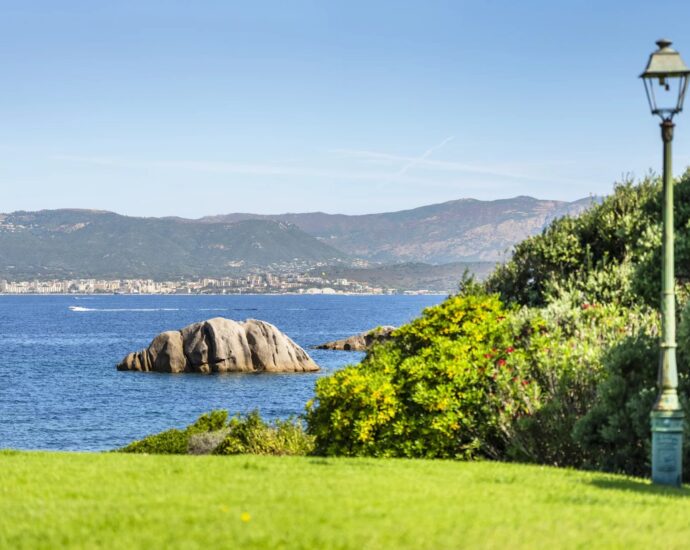 Porticcio, Presqu’île d’Isolella, Villa pieds dans l&rsquo;eau, 7 chambres, piscine, plage à pied, vue mer panoramique