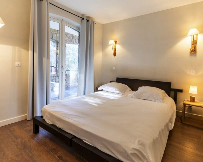 Porto-Vecchio, Domaine de Cala Rossa, villa 8 bedrooms, pool and close to the beach