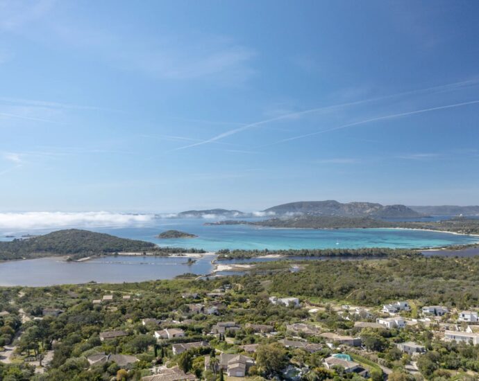 Villa contemporaine neuve, 4 chambres, piscine, vue mer, proche plage