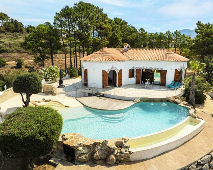 Nord d’Ajaccio, San Andréa D&rsquo;Orcini, Villa 4 chambres, piscine à débordement, vue mer panoramique, plage à pied