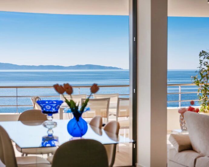 Exclusive, Ajaccio, Route des Sanguinaires , Panoramic sea view apartment with 2 bedrooms, terrace, and within walking distance of the beach.