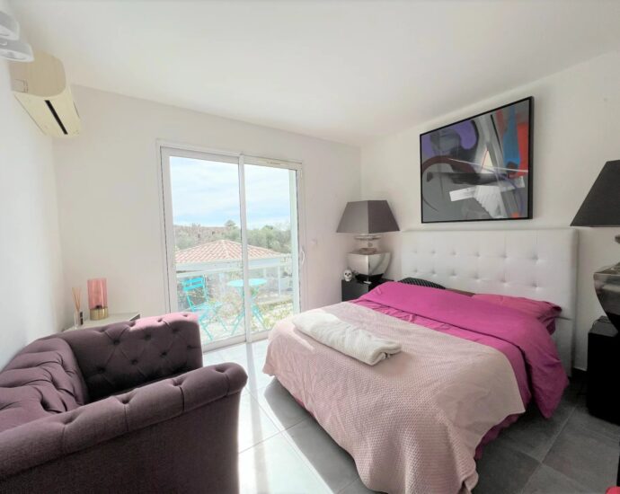 Lecci, Villa avec piscine,  5 chambres, environnement calme, proche plage et commodités