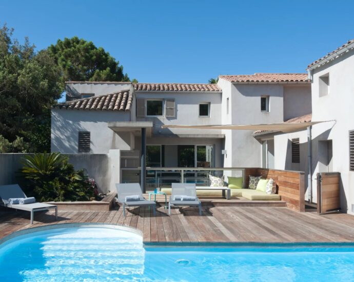 Porto-Vecchio, Domaine de Cala Rossa, 7 bedroom villa, swimming pool, walking distance to the beach