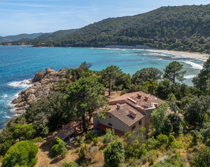 Plage de Canella, Sari-solenzara, pied dans l&rsquo;eau, accès privé plage.