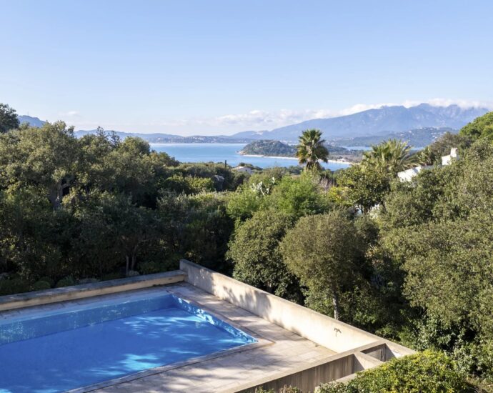 Porto-Vecchio, Domaine de Cala Rossa, villa 8 bedrooms, pool and close to the beach