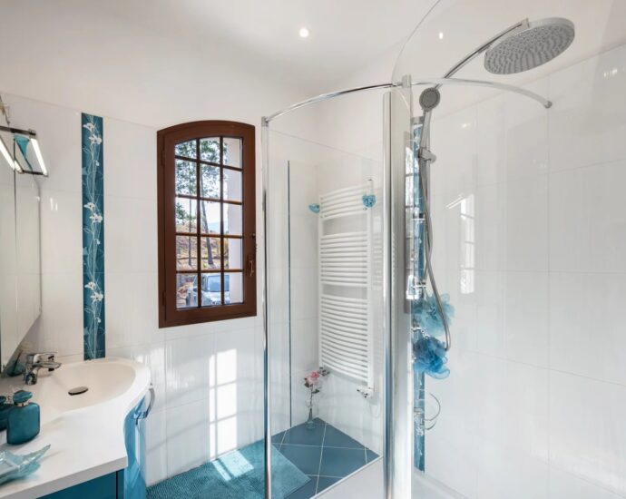 Nord d’Ajaccio, San Andréa D&rsquo;Orcini, Villa 4 chambres, piscine à débordement, vue mer panoramique, plage à pied