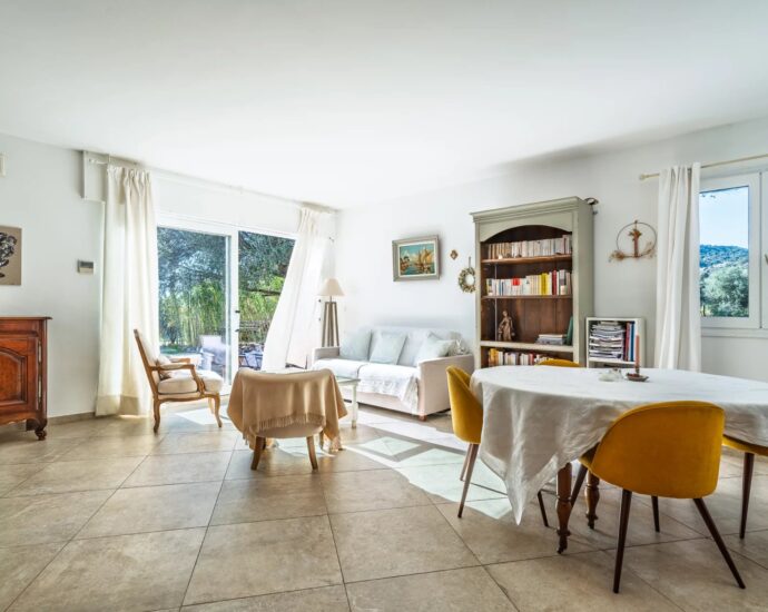 Lumio, Villa de plain pied, 4 chambres, dépendance, piscine, vue montagnes, plage à pied