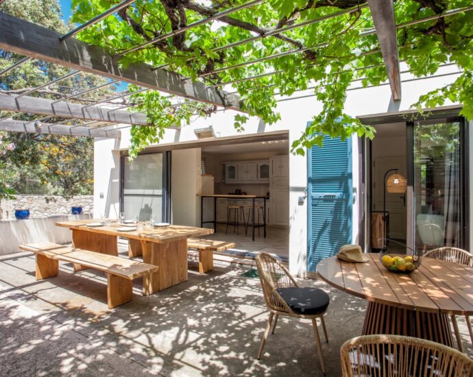 Calvi, Villa 4 chambres, vue mer, piscine chauffée, plage à pied.