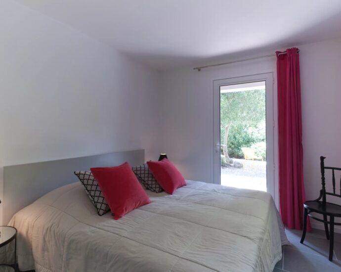 Porto-Vecchio, Domaine de Cala Rossa, 7 bedroom villa, swimming pool, walking distance to the beach