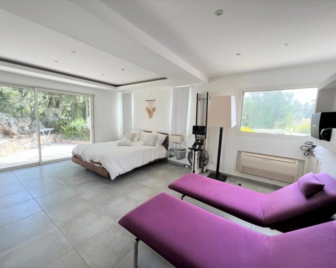 Lecci, Villa avec piscine,  5 chambres, environnement calme, proche plage et commodités