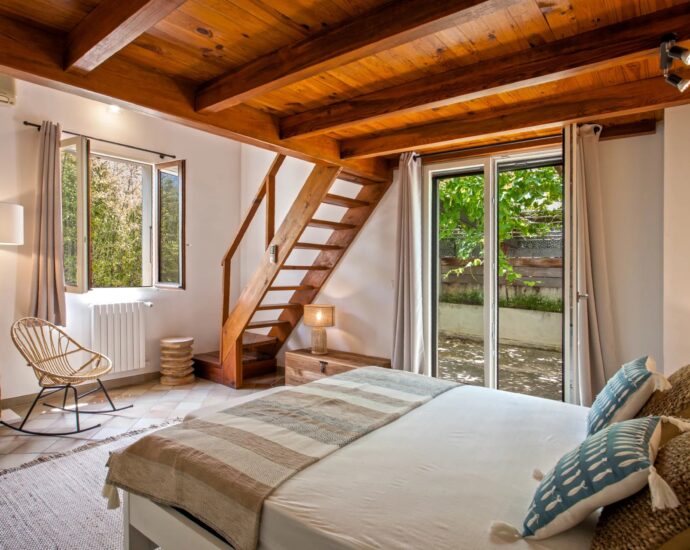 Calvi, Villa 4 chambres, vue mer, piscine chauffée, plage à pied.