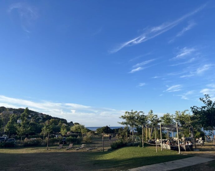 Cap Corse, Sisco, Domaine privé pieds dans l&rsquo;eau, 4 logements, espaces extérieurs, projet résidentiel ou touristique, vue et accès direct à la mer