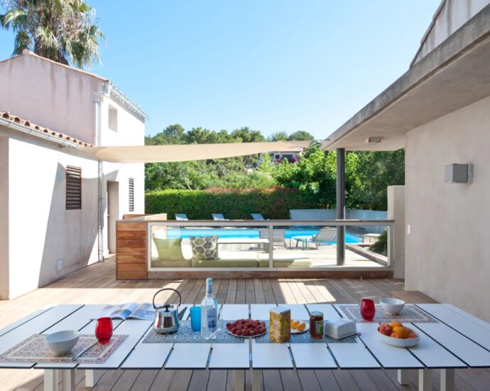 Porto-Vecchio, Domaine de Cala Rossa, 7 bedroom villa, swimming pool, walking distance to the beach