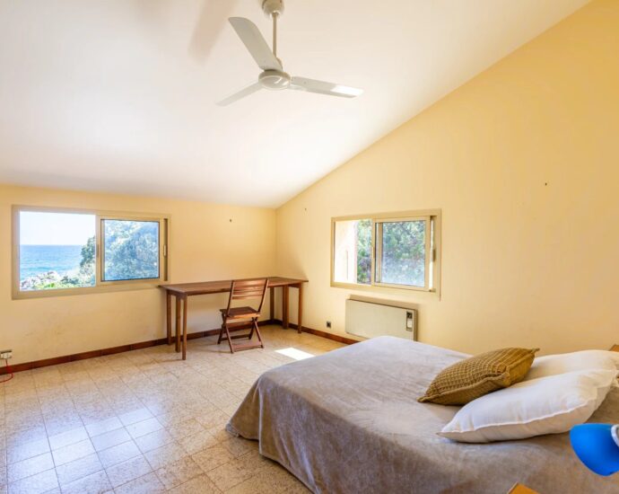 Plage de Canella, Sari-solenzara, pied dans l&rsquo;eau, accès privé plage.