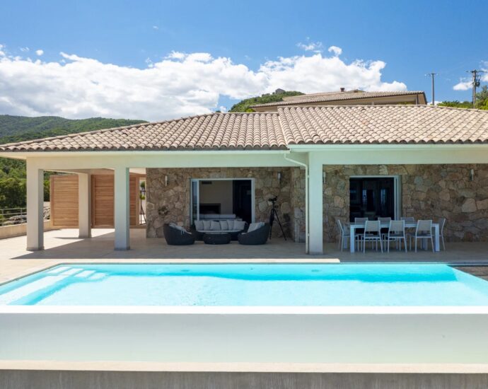 Solenzara, Villa 4 Chambres, 2 appartements indépendants, Piscine, Vue mer et montagne panoramique, proche plage