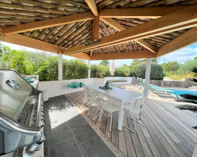 Lecci, Villa avec piscine,  5 chambres, environnement calme, proche plage et commodités