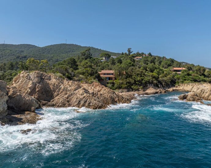 Plage de Canella, Sari-solenzara, pied dans l&rsquo;eau, accès privé plage.