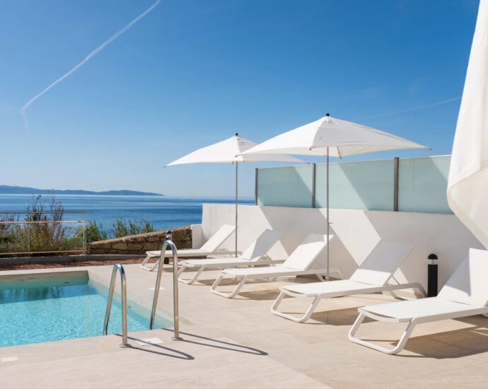 Exclusive, Ajaccio, Route des Sanguinaires , Panoramic sea view apartment with 2 bedrooms, terrace, and within walking distance of the beach.