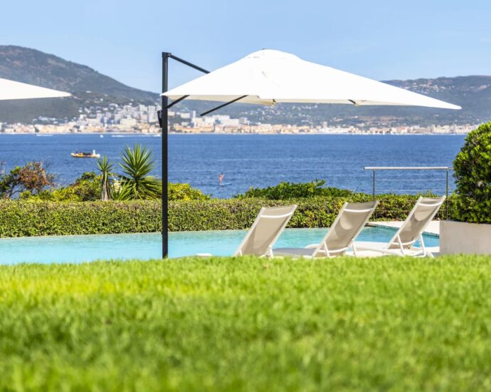 Porticcio, Presqu’île d’Isolella, Villa pieds dans l&rsquo;eau, 7 chambres, piscine, plage à pied, vue mer panoramique