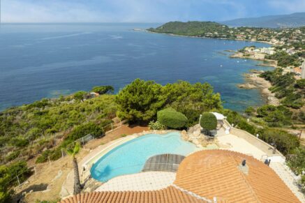 Nord d’Ajaccio, San Andréa D&rsquo;Orcini, Villa 4 chambres, piscine à débordement, vue mer panoramique, plage à pied