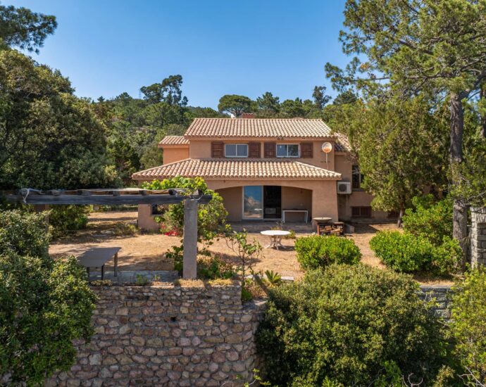 Plage de Canella, Sari-solenzara, pied dans l&rsquo;eau, accès privé plage.