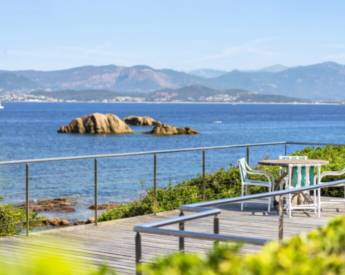 Porticcio, Presqu’île d’Isolella, Villa pieds dans l&rsquo;eau, 7 chambres, piscine, plage à pied, vue mer panoramique