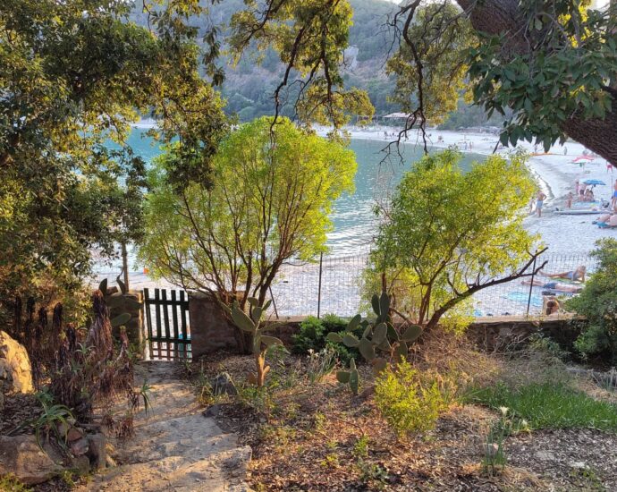 Plage de Canella, Sari-solenzara, pied dans l&rsquo;eau, accès privé plage.
