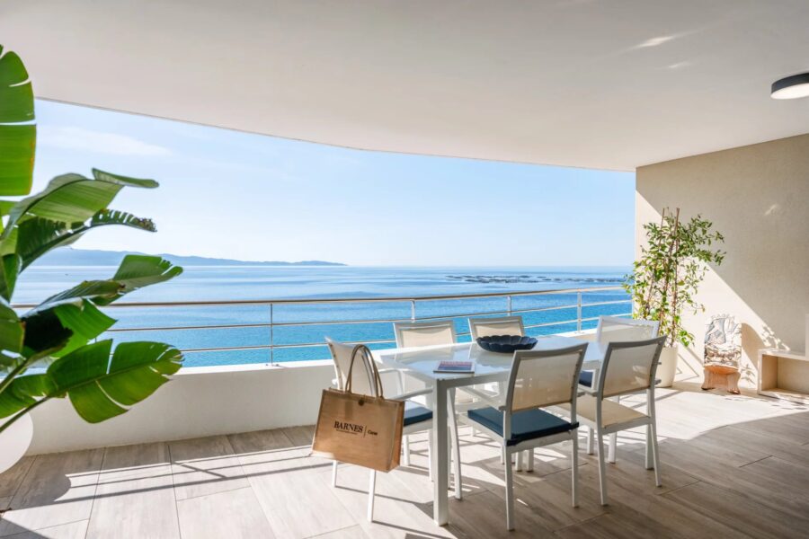 Exclusive, Ajaccio, Route des Sanguinaires , Panoramic sea view apartment with 2 bedrooms, terrace, and within walking distance of the beach.