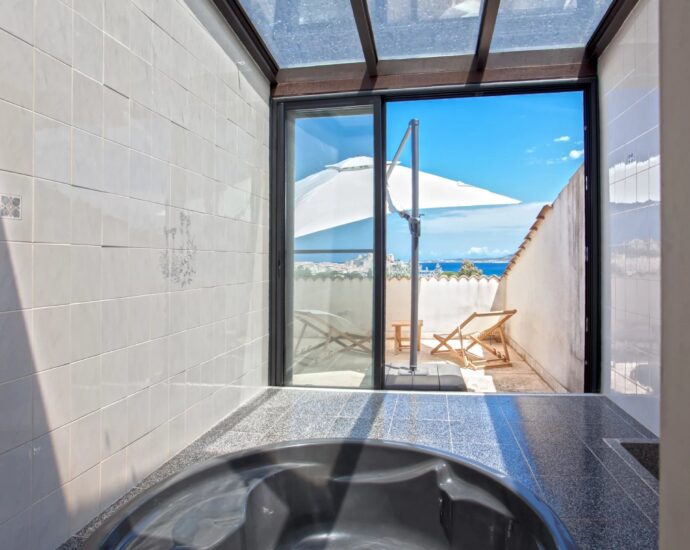 Calvi, Villa 4 chambres, vue mer, piscine chauffée, plage à pied.