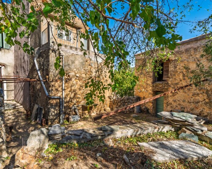 Exclusivity, Balagne, Occhiatana, Manor House to Renovate, 12 Rooms, Outbuilding, Mountain Views, Close to L’Île-Rousse and the Beaches