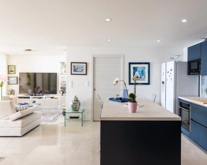 Exclusive, Ajaccio, Route des Sanguinaires , Panoramic sea view apartment with 2 bedrooms, terrace, and within walking distance of the beach.