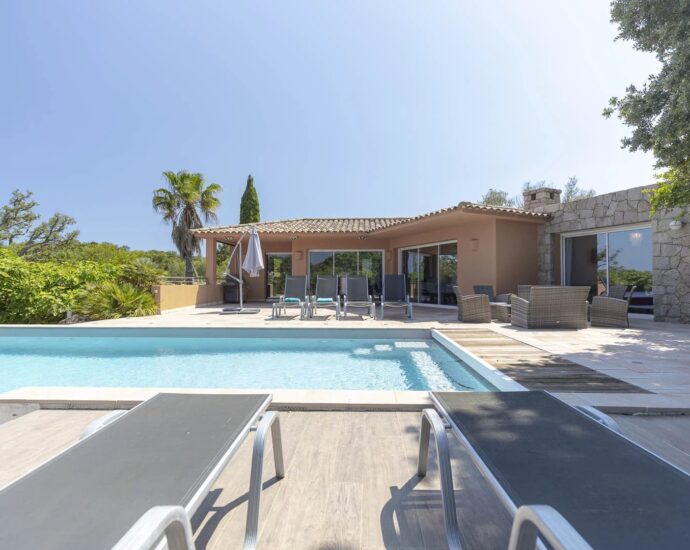 Exclusivité, Porto-Vecchio, Carpalone, villa 4 Chambres, Garage, Piscine, vue dégagée,  Proche plage
