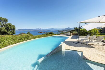 Porticcio, Presqu’île d’Isolella, Villa pieds dans l&rsquo;eau, 7 chambres, piscine, plage à pied, vue mer panoramique