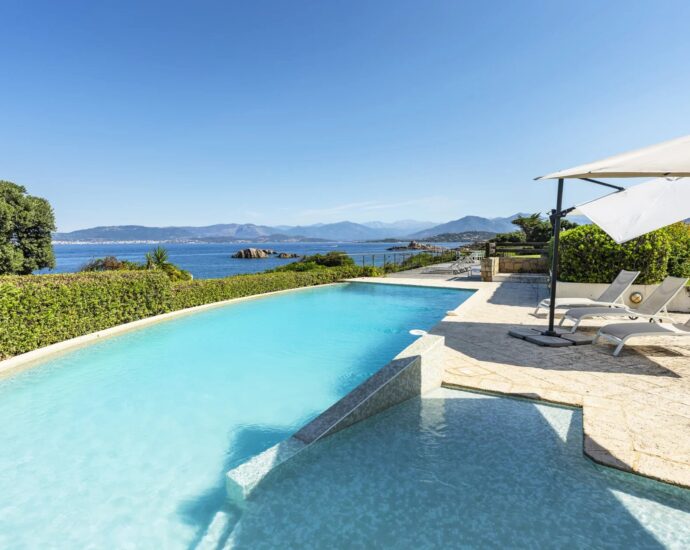 Porticcio, Presqu’île d’Isolella, Villa pieds dans l&rsquo;eau, 7 chambres, piscine, plage à pied, vue mer panoramique