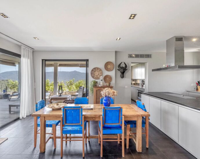 Pinarello –  domaine privé, villa d’architecte de 5 chambres avec piscine, garage ,vue mer panoramique, au calme